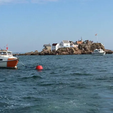 La Atypique, Vue à La Plein Vent Bed & Breakfast 3*